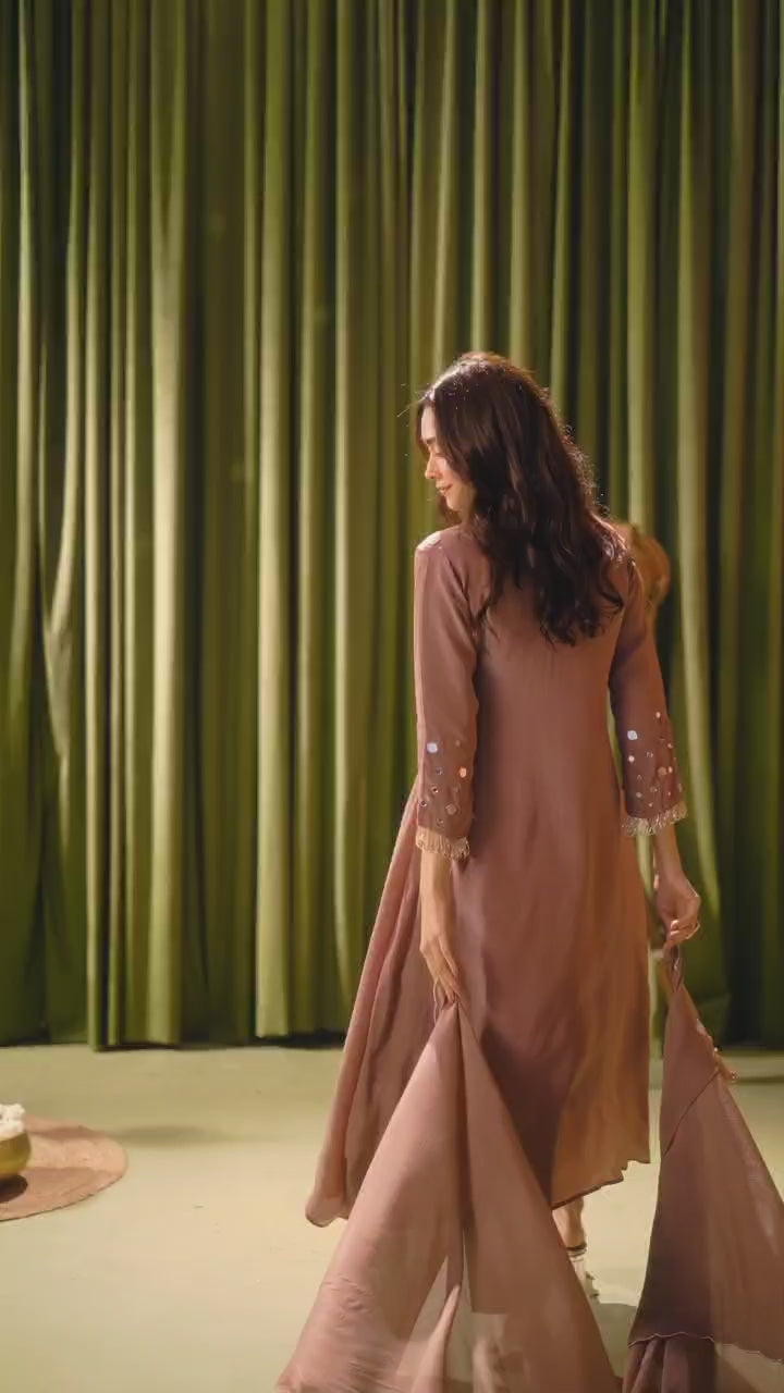 Crepe nude color suit.