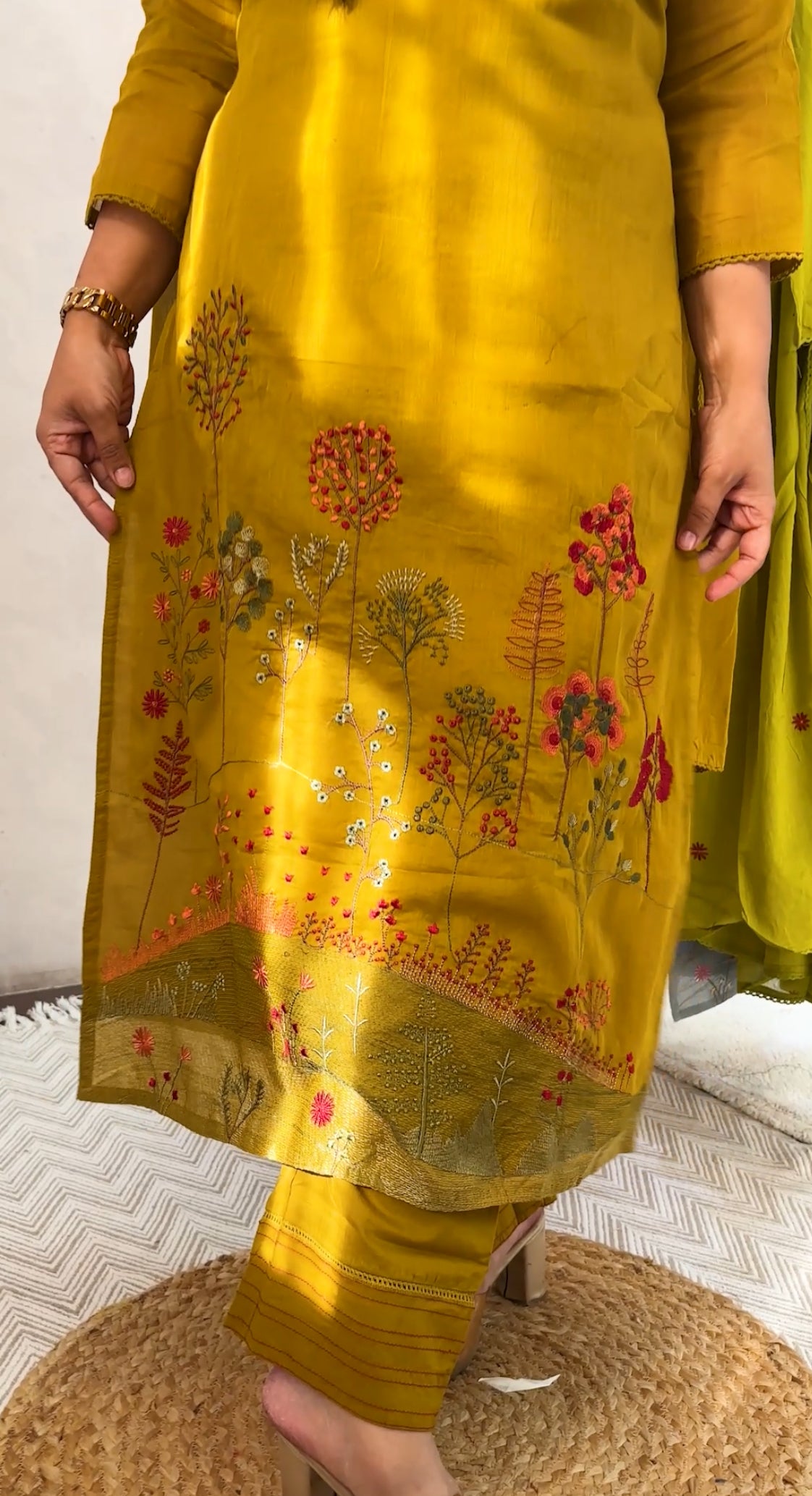 Mul Cotton Thread Work Elegant Suit