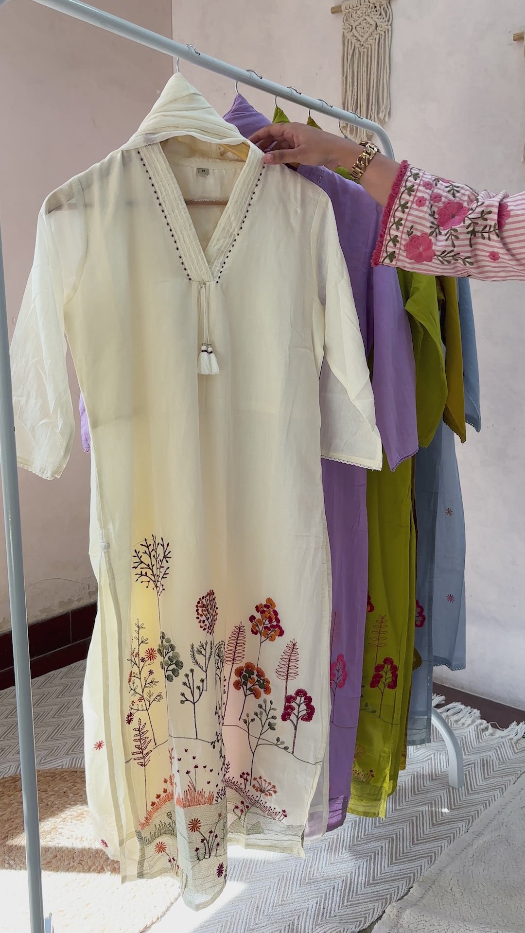 Mul Cotton Thread Work Elegant Suit